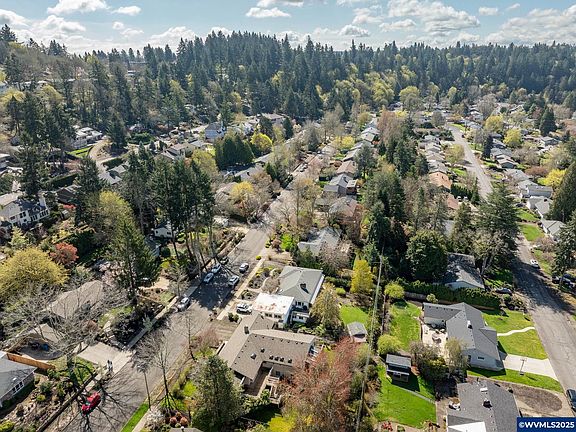 5th image of 3285 Balsam Dr S