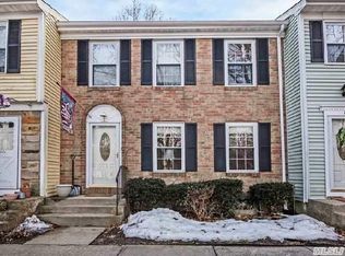 6 Bartlett Cmns, Yaphank, NY 11980