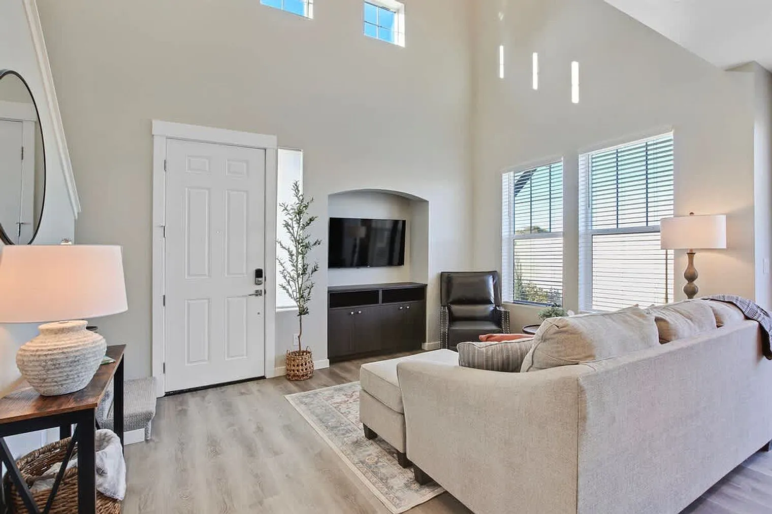 3 bed, 3.0 bath, 559 sqft, $5,125 — Photo 1