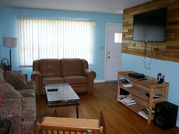 4th image of 49 Holmes Ct