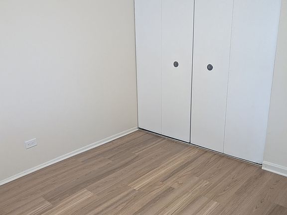 3rd image of 353 W Hawthorne Cir #1B