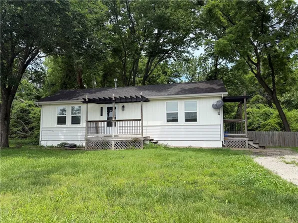 921 E 4th St, Tonganoxie, KS 66086