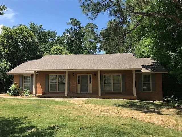 1915 Coventry Dr — Photo 2