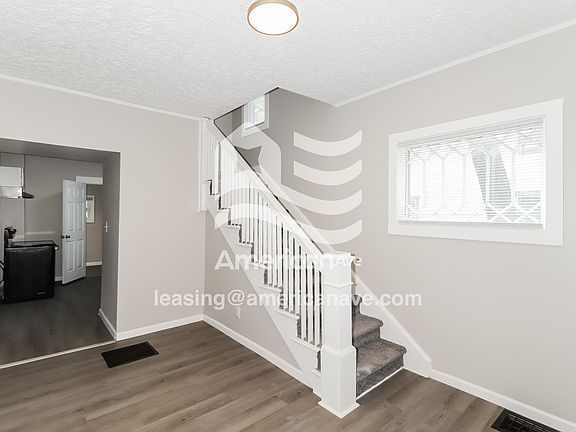 1581032_002_wm_-_living_room_12935215.jpg