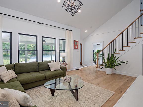 5th image of 1018 Magothy Ave