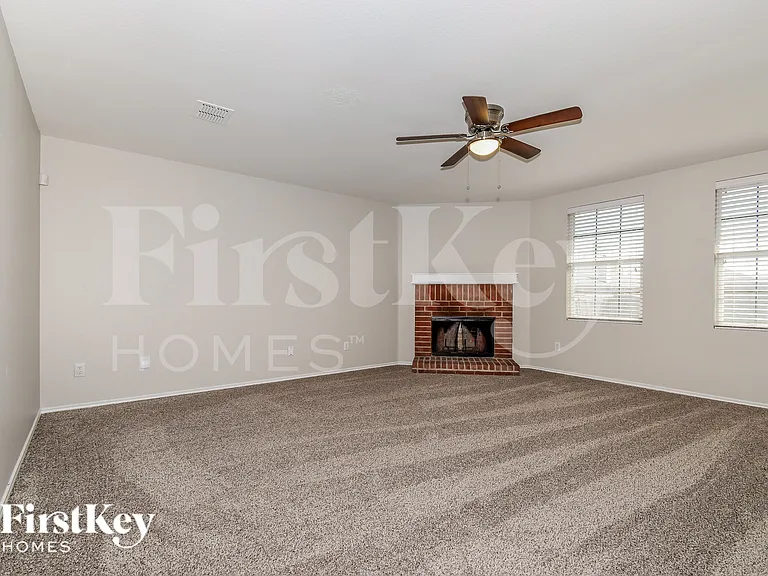609 Rosemary Dr — Photo 3