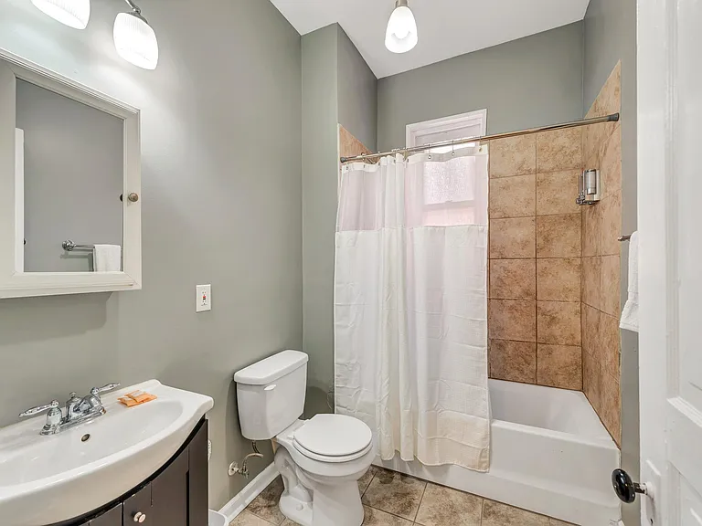 2107 Russell Blvd #2E — Photo 8