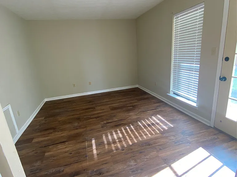 8909 Laney Ln — Photo 4