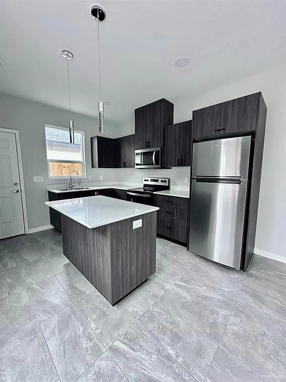 Building Photo - 3800 N Robin Ave #4