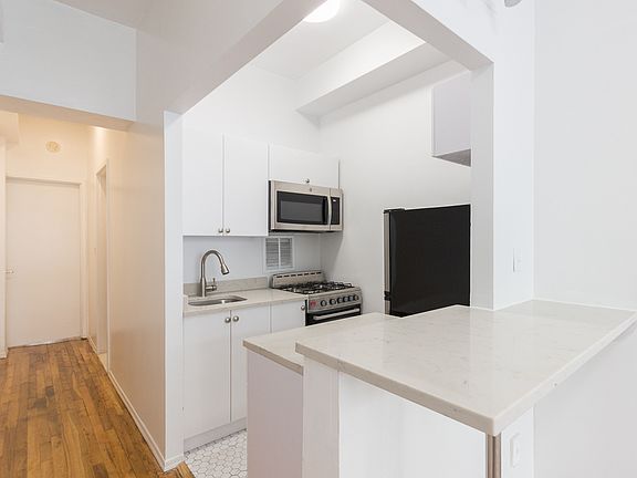 3rd image of 220 Avenue A APT 1a
