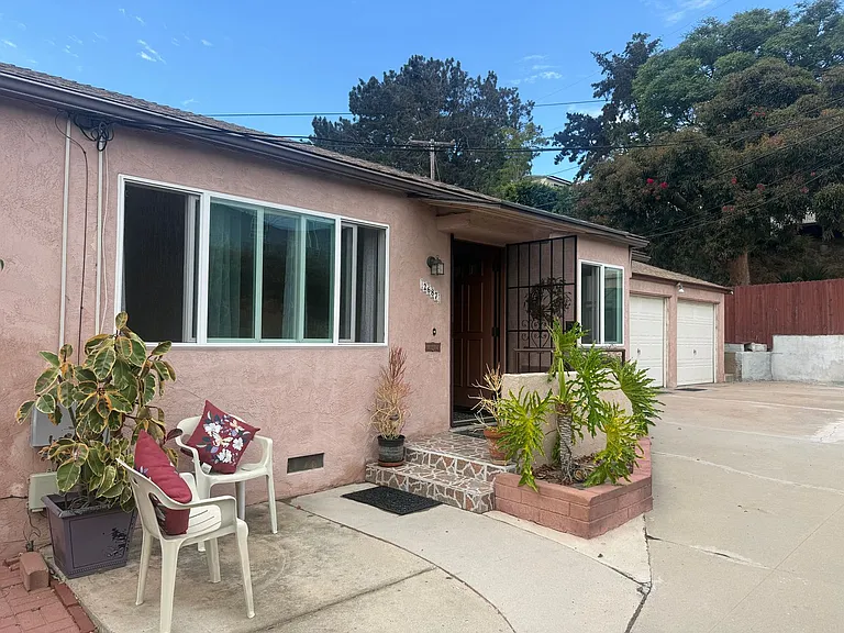 Cozy Two Bedroom Duplex w/ Hardwood Floors! Lovely Kitchen! Lots of Natural Light! — Photo 15