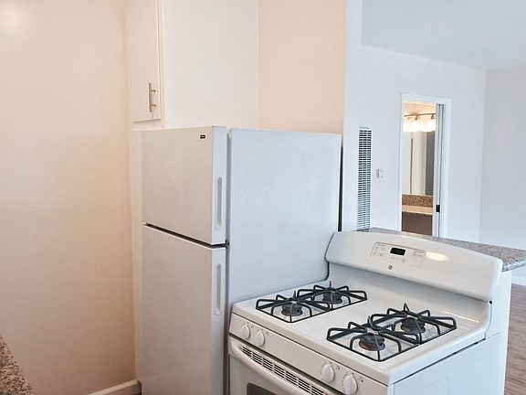 5th image of 2627 5th St #18