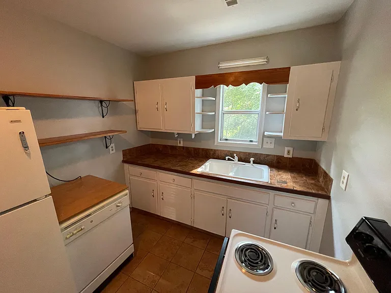 552 Pulaski St — Photo 34