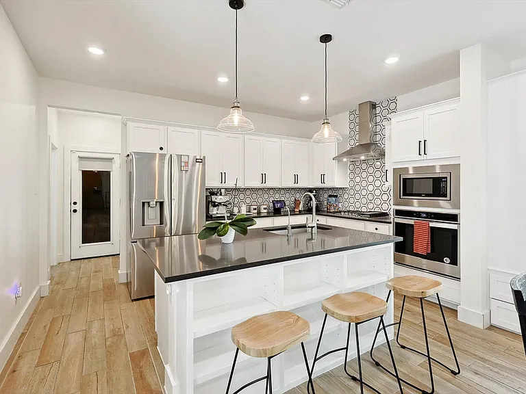 2420 Elm Pl — Photo 9