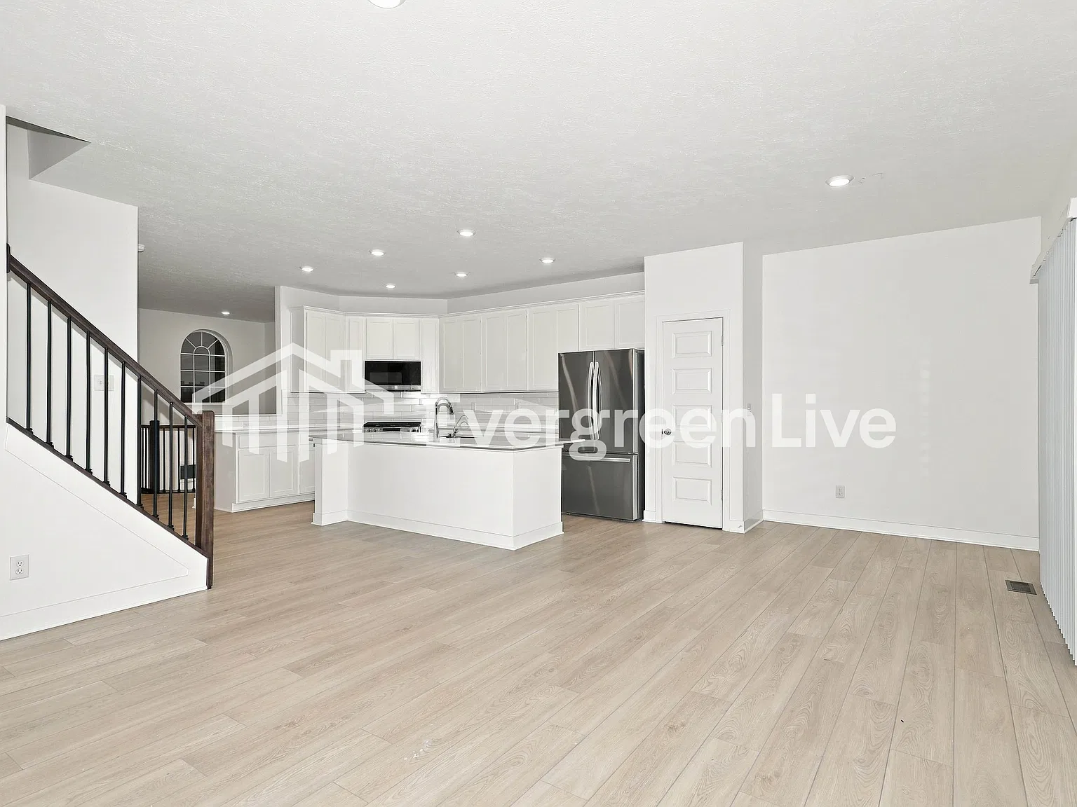 3 bed, 4.0 bath, 2063 sqft, $2,155 — Photo 4