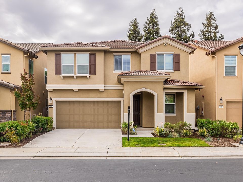 1st image of 60 Molveno Dr