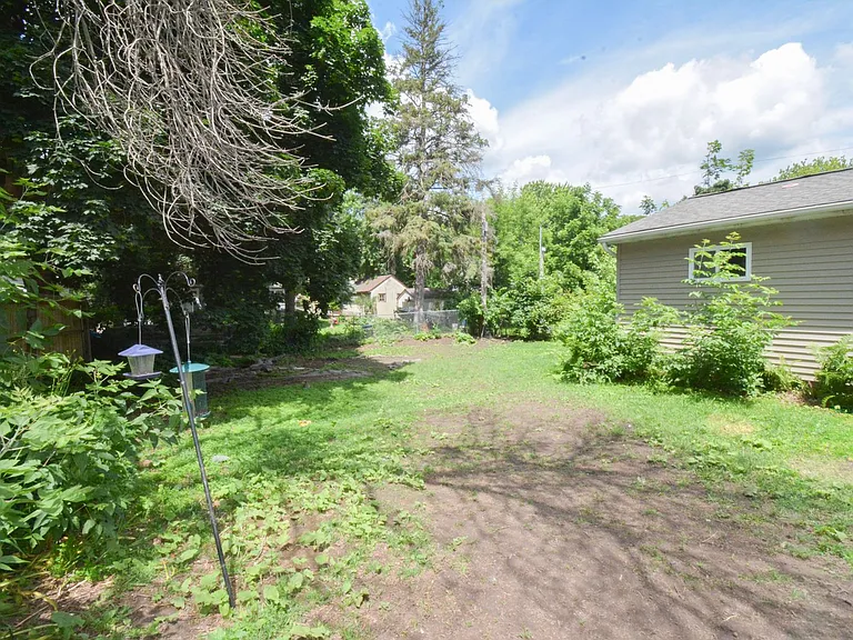 837 Center St W — Photo 13