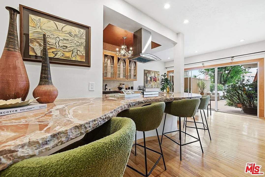 2 bed, 2.0 bath, 1063 sqft, $5,500 — Photo 1