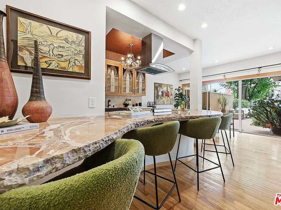 612 S Barrington Ave #213