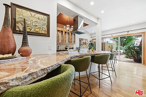 612 S Barrington Ave #213 Photo 1