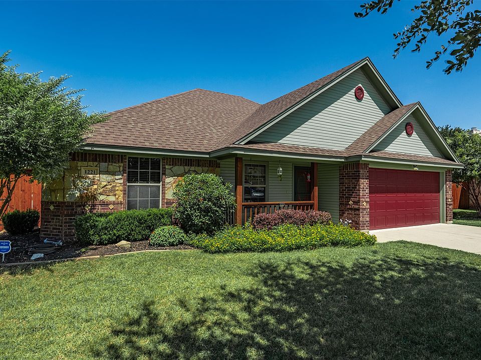 1st image of 1221 Eagle Lake Dr