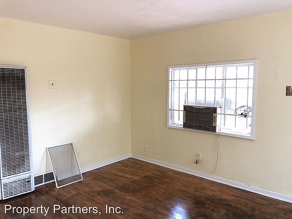 3rd image of 2110 1/2 Coal Pl SE