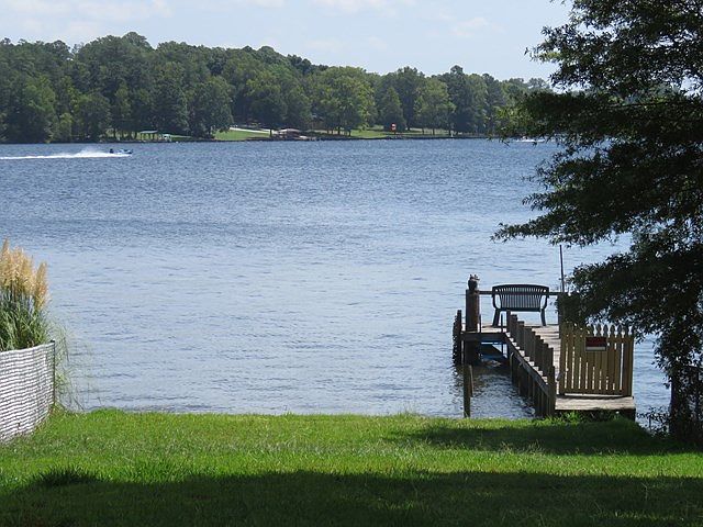 1st image of 224 Lakeshore Dr