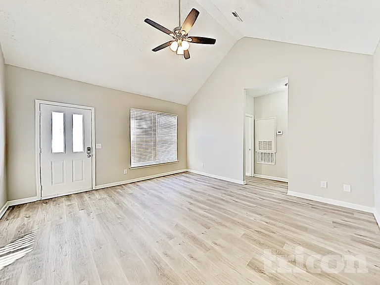 407 Barking Dr — Photo 3