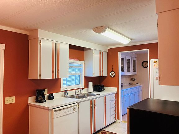 5th image of 212 Arbor Ln