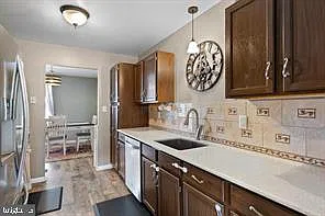 3 bed, 2.5 bath, 2025 sqft, $2,600 — Photo 4