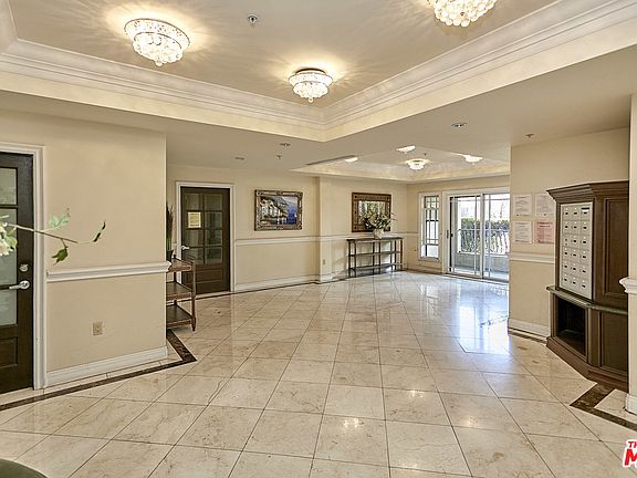 3rd image of 837 S Crenshaw Blvd #Penthouse 4