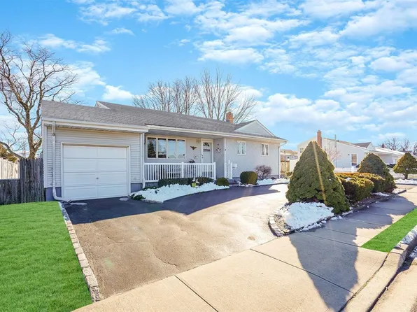27 Prairie Lane, Lindenhurst, NY 11757