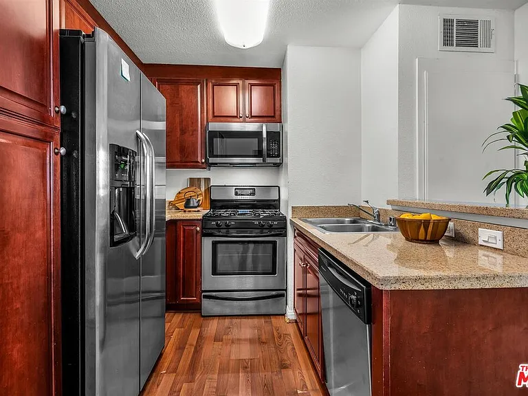 21520 Burbank Blvd #313 — Photo 10