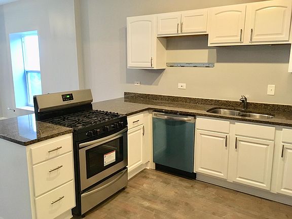 3rd image of 1435 N Milwaukee Ave #404