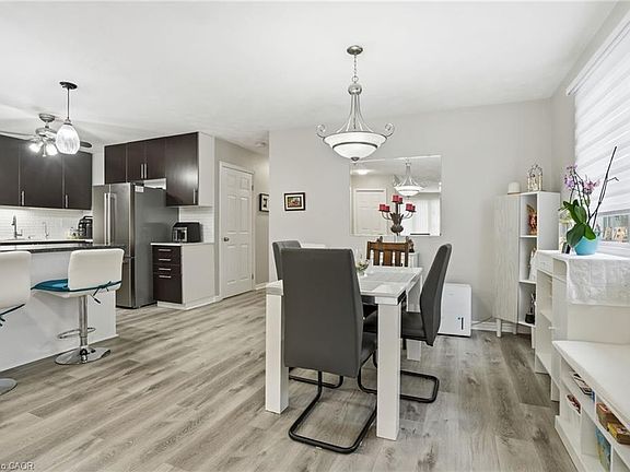 5th image of 19B Dundas St W