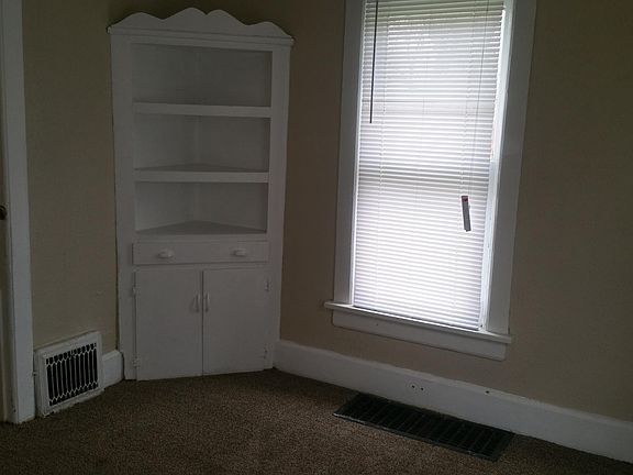 4th image of 2525 Kenwood Ave