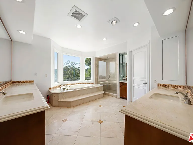 1425 N Tigertail Rd — Photo 22