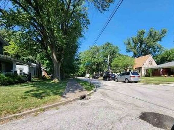 Exterior Neighborhood (street photo)