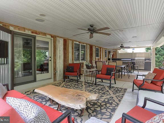 3rd image of 15 Oak Knoll Cir