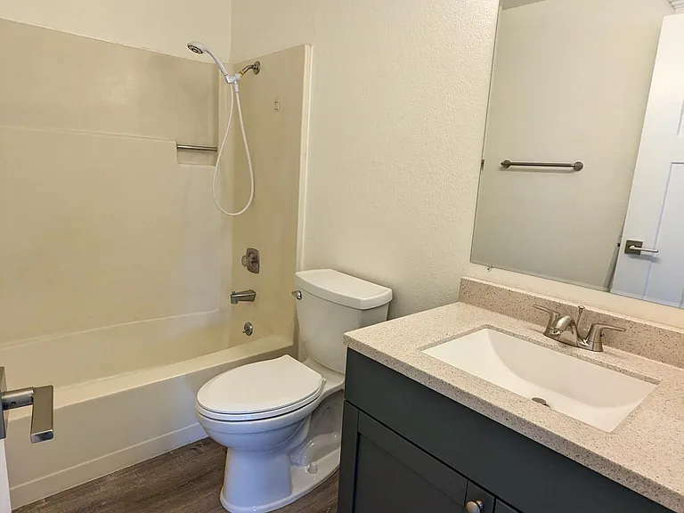 215 SW Kalmia St #D — Photo 22