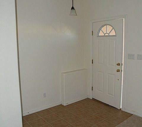 4th image of 608 Bishop Ln
