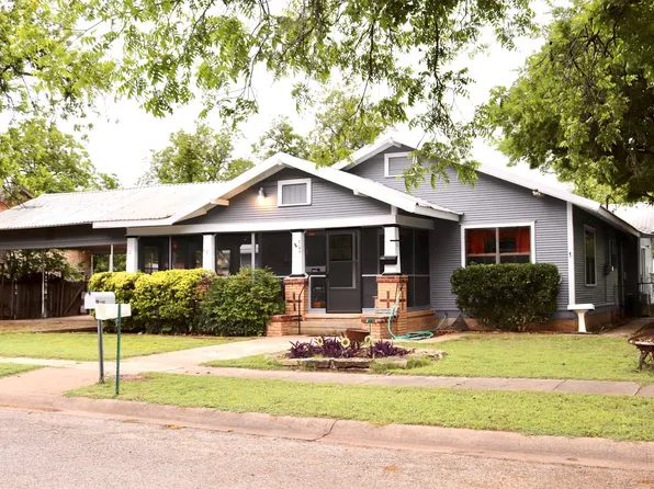 605 W Lamar St, Winters, TX 79567