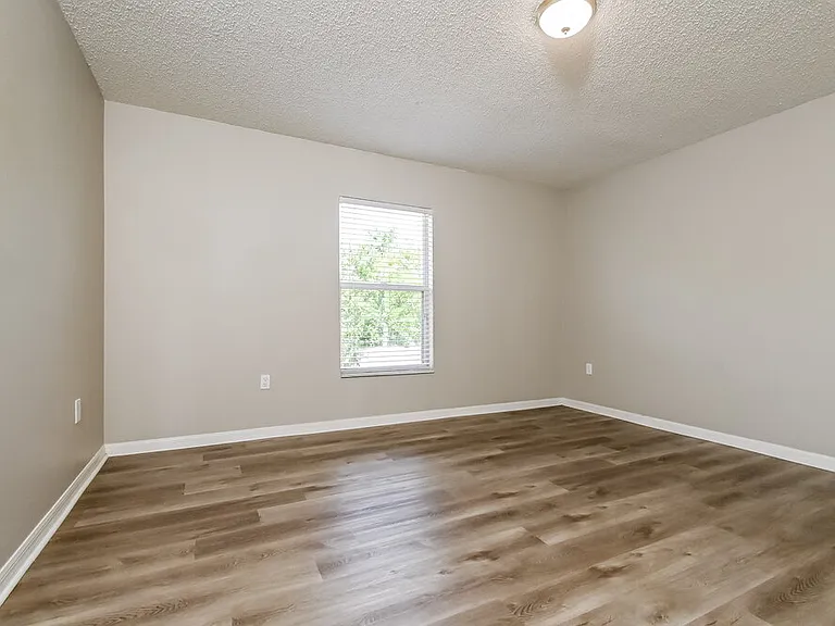 10415 Opus Dr — Photo 17