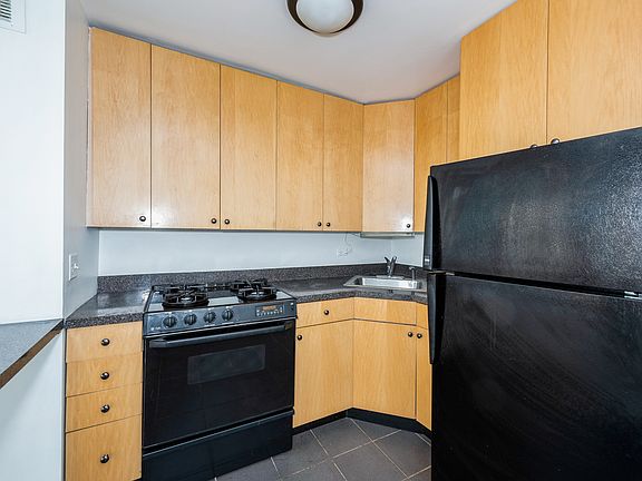 2nd image of 2800 N Lake Shore Dr APT 911