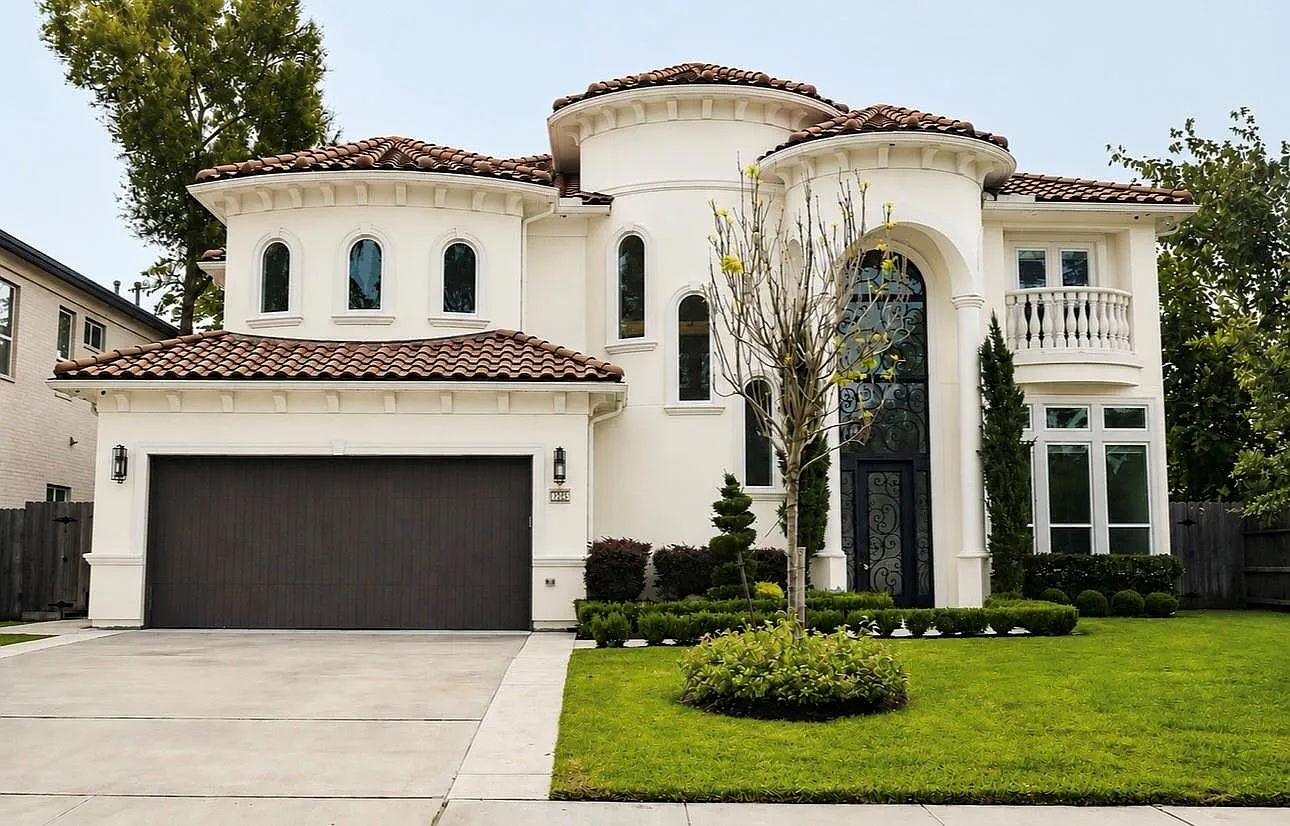 5 bed, 4.5 bath, 5122 sqft, $9,900 — Photo 1