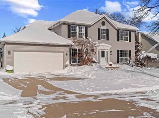 6914 Pleasant Ridge Dr SW, Cedar Rapids, IA 52404