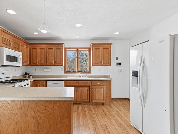 5th image of 17213 Van Buren St NE
