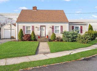 90 Robert Cir, Cranston, RI 02905