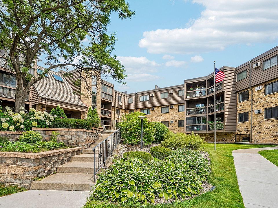 1st image of 999 41st Ave NE APT 302
