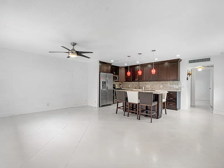 143 Seville E — Photo 8
